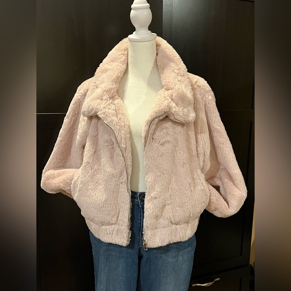 Faux fur cropped jacket. Front zipper, 2 pockets. Subtle pink. Size L. NWT - Picture 3 of 11